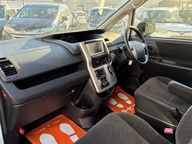 TOYOTA VOXY 4WD 2012