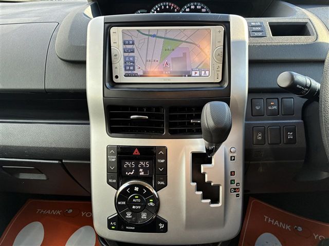 TOYOTA VOXY 4WD 2012