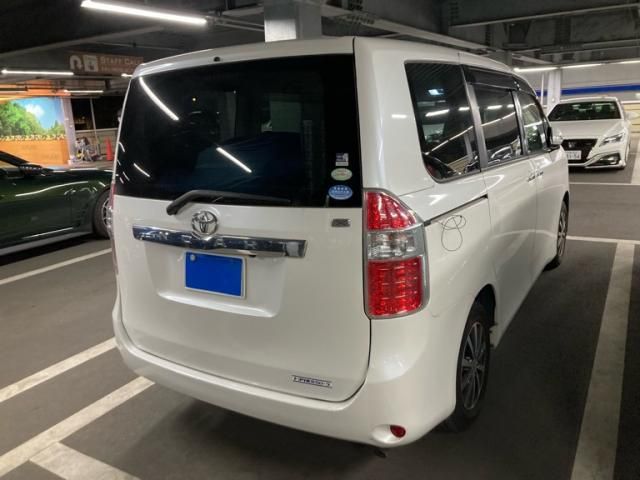 TOYOTA NOAH 2009