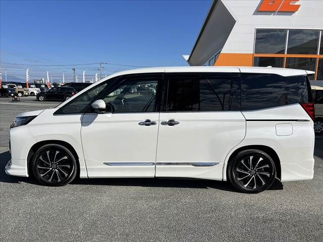 TOYOTA NOAH HYBRID 2024