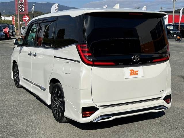 TOYOTA NOAH HYBRID 2024