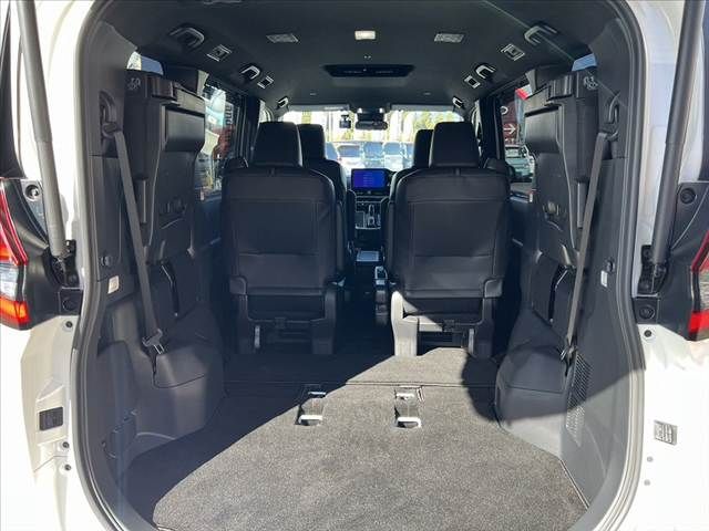 TOYOTA NOAH HYBRID 2024