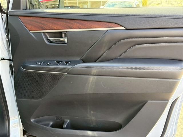 MITSUBISHI DELICA D:5 4WD 2023