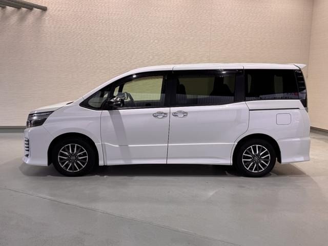 TOYOTA VOXY 2016