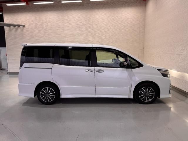TOYOTA VOXY 2016