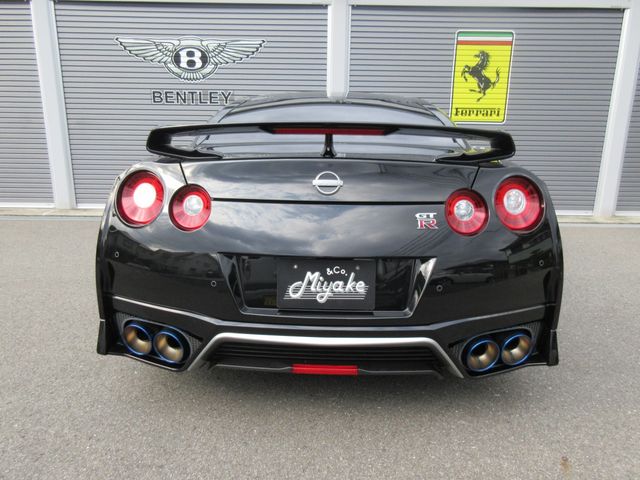 NISSAN GT-R 2022