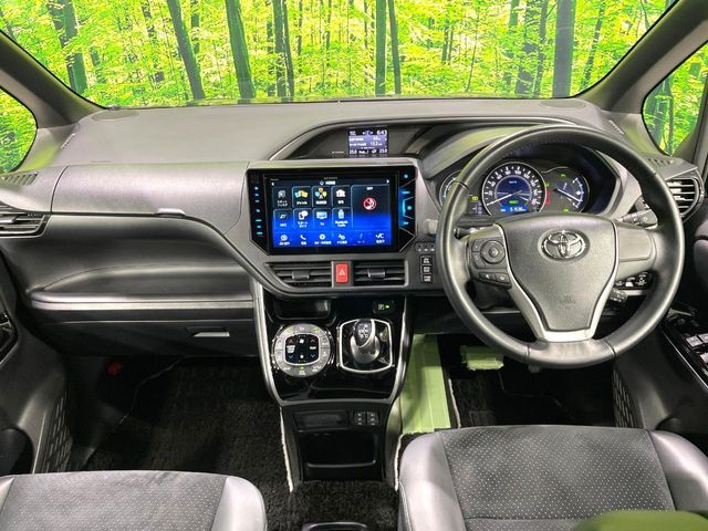 TOYOTA VOXY HYBRID 2021