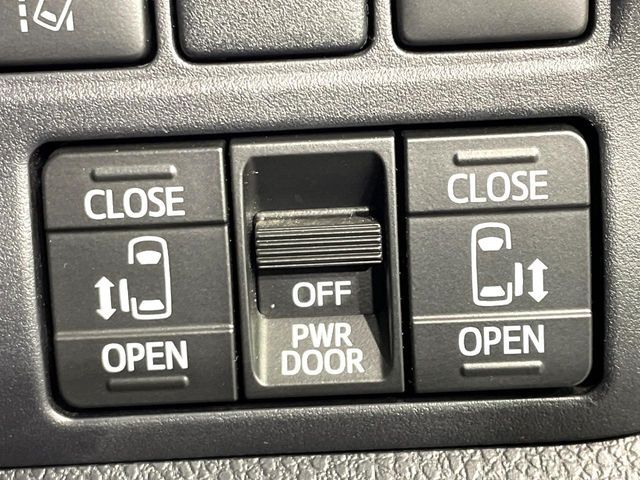 TOYOTA VOXY HYBRID 2021