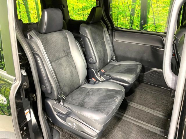 TOYOTA VOXY HYBRID 2021