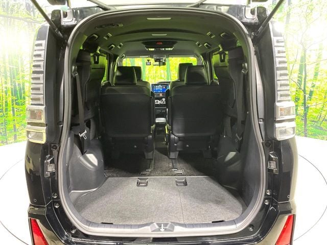 TOYOTA VOXY HYBRID 2021