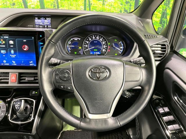 TOYOTA VOXY HYBRID 2021