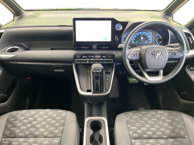 TOYOTA VOXY HYBRID 2022