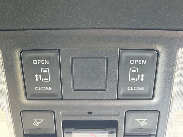 TOYOTA VOXY HYBRID 2022