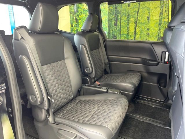 TOYOTA VOXY HYBRID 2022