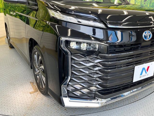 TOYOTA VOXY HYBRID 2022