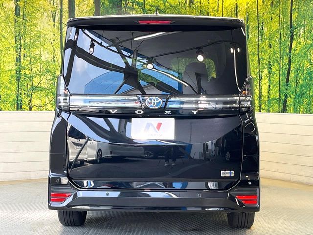 TOYOTA VOXY HYBRID 2022