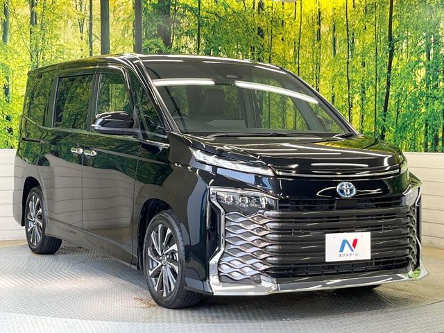 TOYOTA VOXY HYBRID 2022