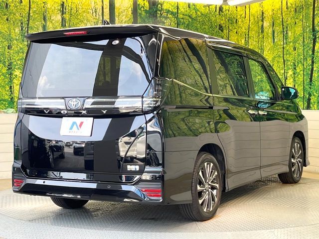 TOYOTA VOXY HYBRID 2022