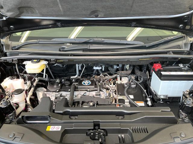 TOYOTA VOXY HYBRID 2022