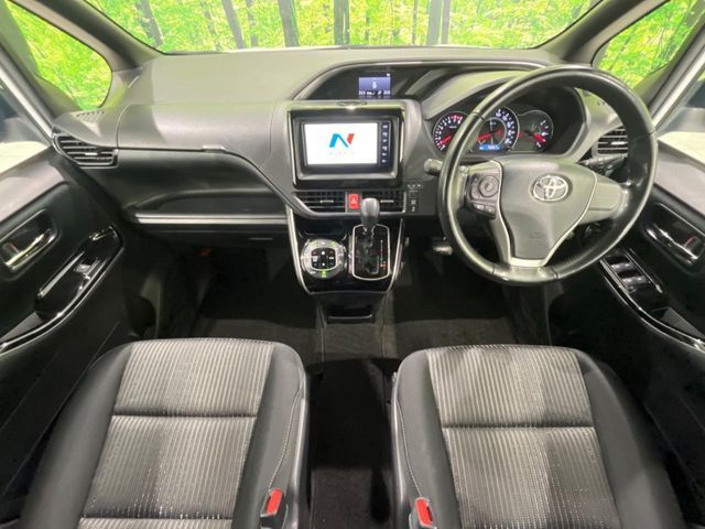 TOYOTA VOXY 4WD 2018