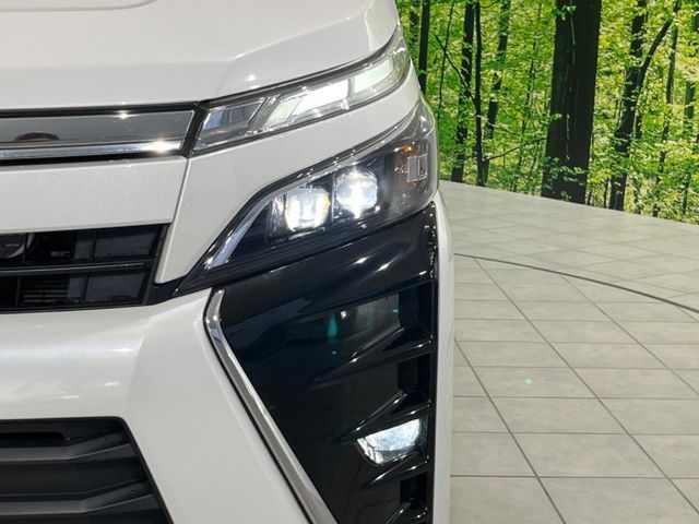 TOYOTA VOXY 4WD 2018