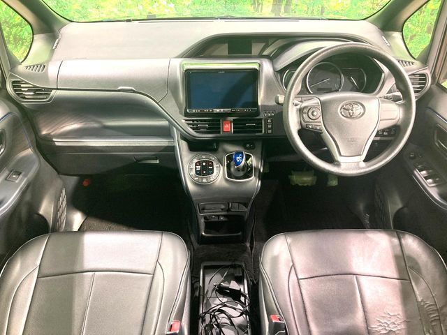 TOYOTA NOAH HYBRID 2015