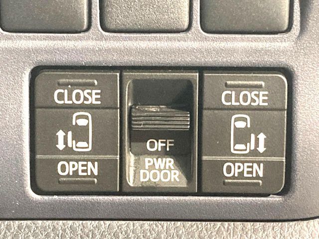 TOYOTA NOAH HYBRID 2015