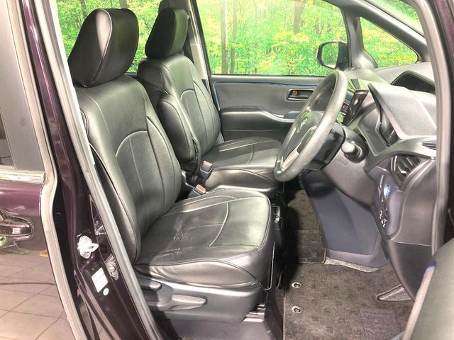 TOYOTA NOAH HYBRID 2015