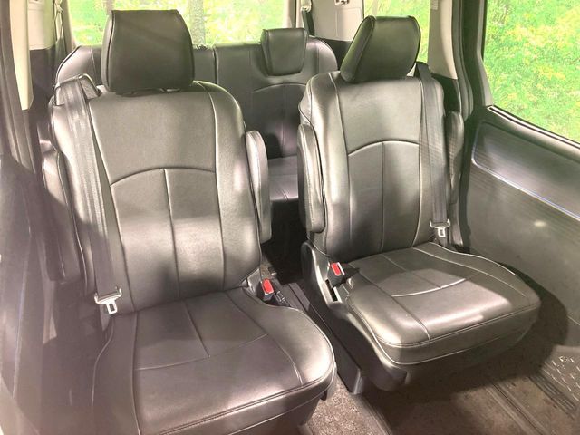 TOYOTA NOAH HYBRID 2015