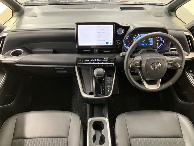 TOYOTA NOAH HYBRID 2022