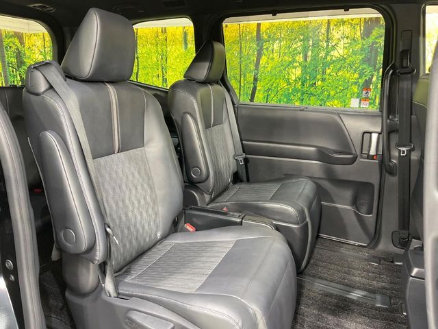 TOYOTA NOAH HYBRID 2022