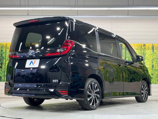 TOYOTA NOAH HYBRID 2022