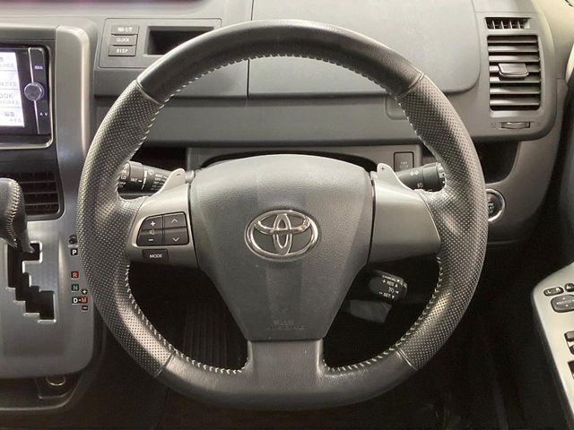 TOYOTA VOXY 2013