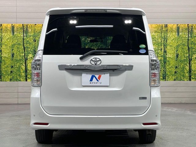 TOYOTA VOXY 2013