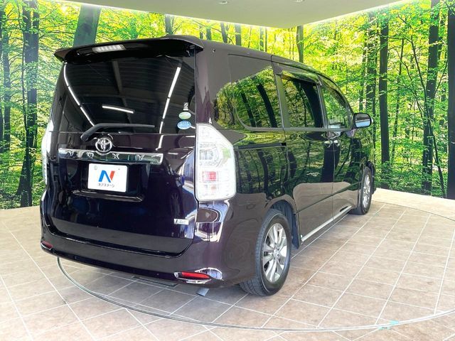 TOYOTA VOXY 2012