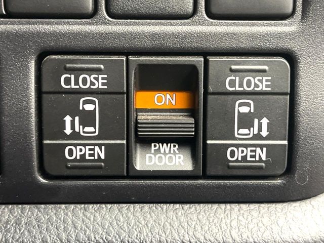 TOYOTA VOXY HYBRID 2021