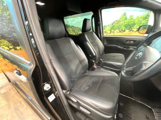 TOYOTA VOXY HYBRID 2021