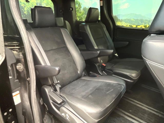 TOYOTA VOXY HYBRID 2021