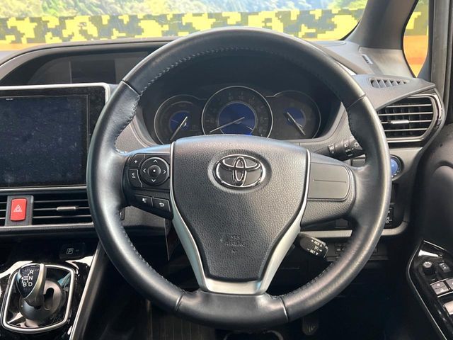 TOYOTA VOXY HYBRID 2021