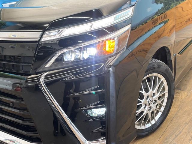 TOYOTA VOXY HYBRID 2021