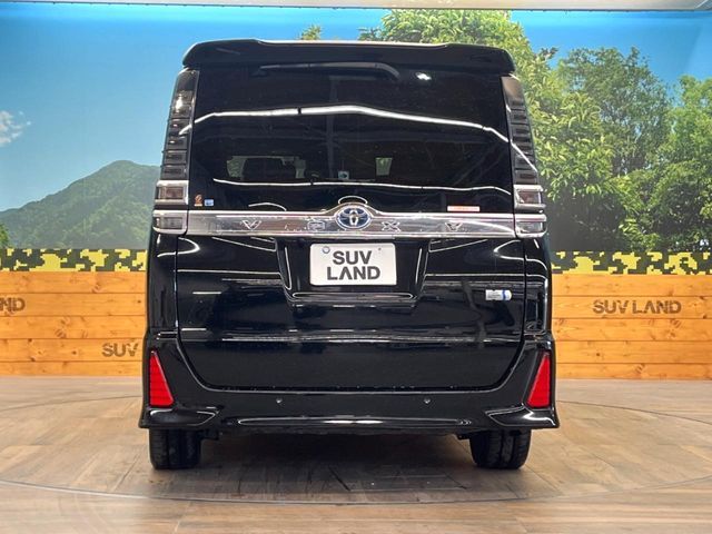 TOYOTA VOXY HYBRID 2021