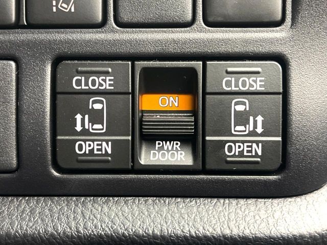 TOYOTA VOXY HYBRID 2021