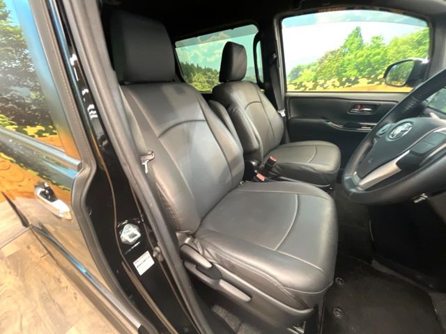 TOYOTA VOXY HYBRID 2021