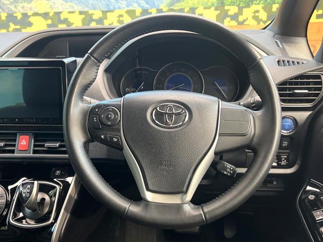 TOYOTA VOXY HYBRID 2021