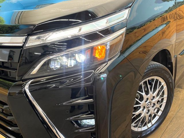 TOYOTA VOXY HYBRID 2021