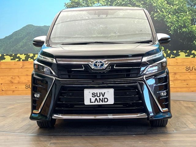 TOYOTA VOXY HYBRID 2021