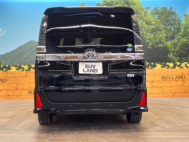 TOYOTA VOXY HYBRID 2021