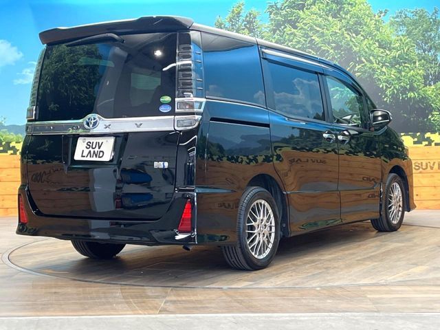 TOYOTA VOXY HYBRID 2021