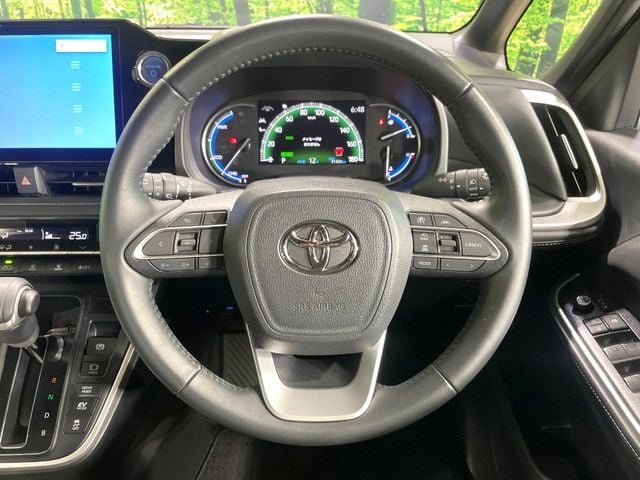 TOYOTA NOAH HYBRID 2022