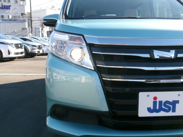 TOYOTA NOAH 2016